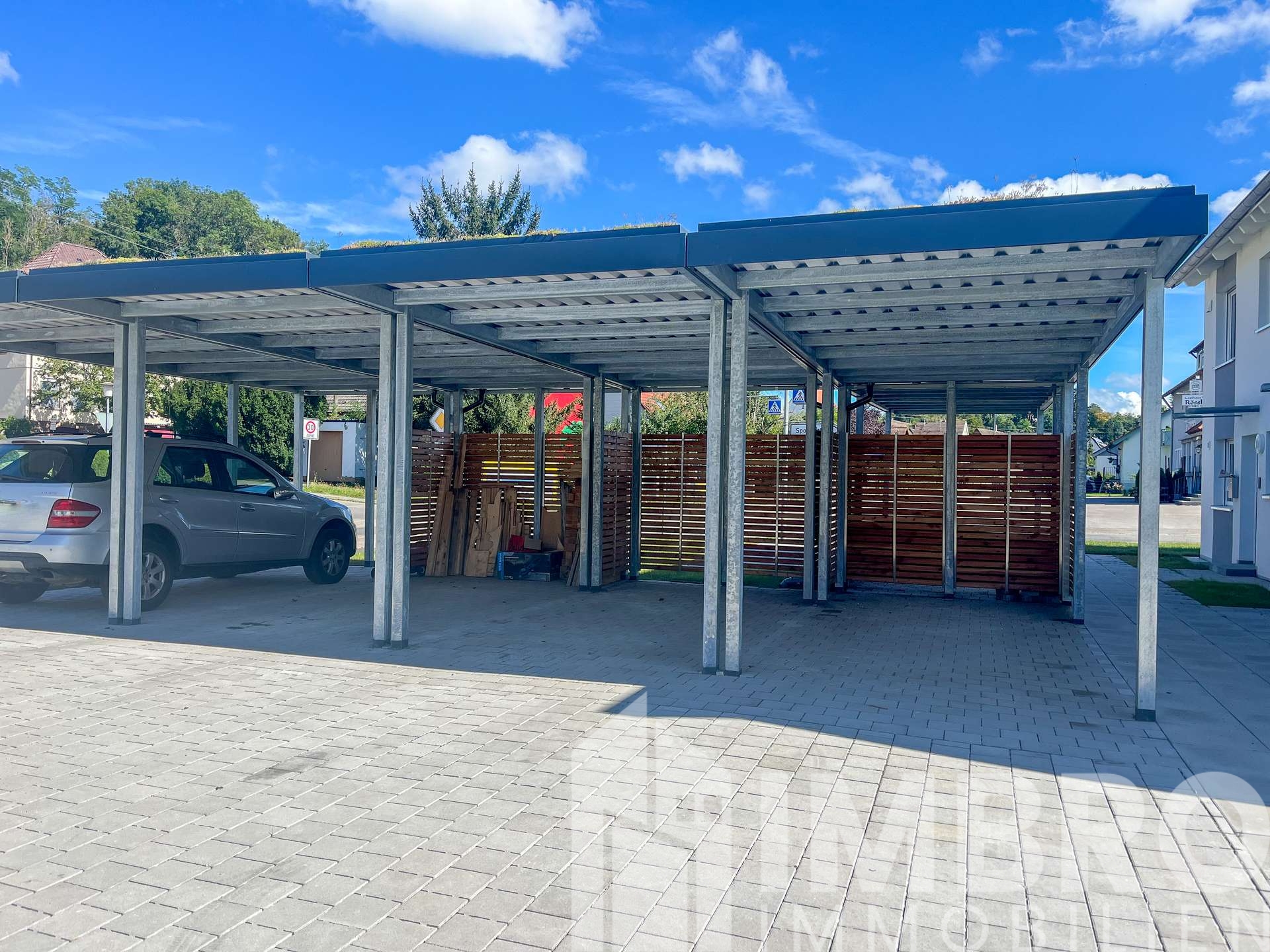 Carport (2. von Rechts)